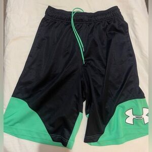 CLEARANCE 🔥Under Armour Men's Black and Green Athletic Shorts Medium